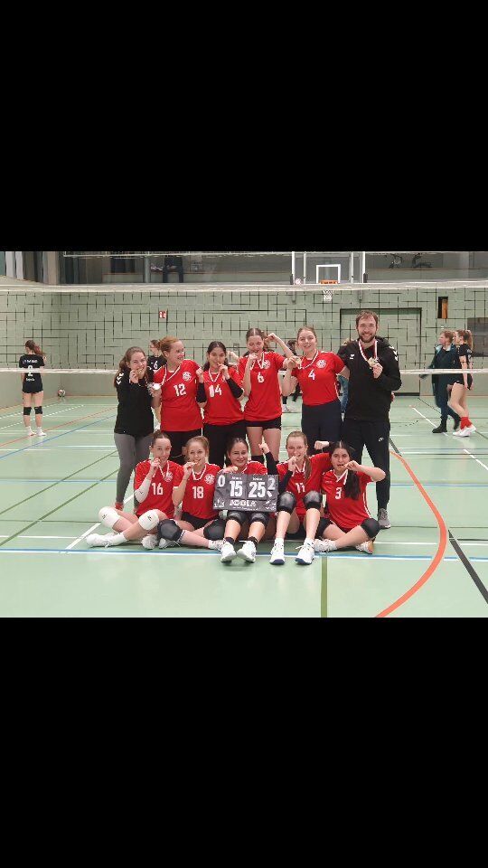 🩷🏐❤️ Tabellensieger! 🩷🏐❤️
Volleyballreiche Wochen liegen hinter uns. Zum Ende der regulären Saison standen bei dem U20 Team noch einige Spiele offen, welche nachgeholt werden mussten.Long story short: WIR SIND TABELLENSIEGER!!!
Nach mehr als einem Monat Spielpause ging es am Samstag den 9. März gegen unseren größten Rivalen – den Pulheimer SC. Bisher ist es uns nie gelungen, die Mädels aus Pulheim zu schlagen. Aber an diesem Tag standen die Chancen gut, da wir nicht nur hart trainiert haben, sondern auch unser Gegner auch in geschwächter Aufstellung spielte. Was soll ich sagen – es war trotzdem ein herausforderndes Spiel, aber am Ende konnten wir beide Sätzen für uns gewinnen (25:22, 25:23). Es flossen einige Freudentränen – nicht nur, weil unsere Chancen auf den ersten Tabellenplatz jetzt besser standen, sondern auch, weil wir nun endlich die Pulheimer Mannschaft besiegt hatten. 
Am 11. März kamen die Mädels aus Brauweiler zu uns zu Besuch. Nach einem holprigen Start holten wir uns auch hier beide Sätze (25:23, 25:12). Und genauso machten wir weiter am 16. März beim Spieltag in Frechen. Die Teams TuS Wesseling und TuS Königsdorf holten wir uns jeweils in einem 2:0 Sieg (25:14, 25:22 und 25:23, 25:10). Richtig schöne Spiele mit tollen Aktionen! 
Das allerletzte Spiel der Saison war jedoch noch nicht geschafft. Obwohl der Sieg und somit der 1. Platz zum Greifen nah war, war immer noch nichts entschieden. Der PSC stand in der Tabelle ganz knapp unter uns, mit nur einem verlorenen Spiel mehr als wir, konnten sie immer noch den ersten Platz erreichen. Wir mussten also gewinnen, um den 1. Platz zu holen! Gar kein Druck… Dazu kam, dass es das letzte Spiel der Saison mit diesem Team war. Viele gehen nach der Saison andere Wege, sodass wir in dieser Konstellation nicht mehr zusammen spielen werden. 
Also. Letztes Spiel. Gegner TuS Hürth. Punkt für Punkt holten wir uns den Sieg! Es klappte einfach alles! Unter Tränen vergaben Sören und ich die Sieger -Medaillen. 
Ich bin so stolz auf euch Mädels!! Ihr seid alle großartig Menschen und tolle Volleyballerinen. Ihr seid immer Teil meines Herzens - hab euch lieb 🫶🩷