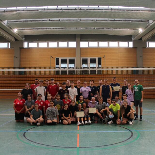 It's a wrap ✨️🏐 Das war unser Sommerturnier 2024...
Es hat großen Spaß gemacht und es gab so viele schöne Momente mit euch. Seien es spektakuläre Spielzüge & Netzaktionen, unsere Schiris und Helfer am Spielfeldrand oder dieses Jahr endlich auch mal wieder Eltern von unseren Jugendspielerinnen, die am Turnier teilgenommen haben.
Vielen Dank an die zahlreichen Teilnehmer/innen und hoffentlich bis nächstes Jahr ! 
Hier nochmal der gestrige Tag in Bildern 😇🏐